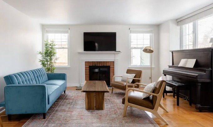 Ardmore Maison | Cozy, Driveway, & Convenient Trains
