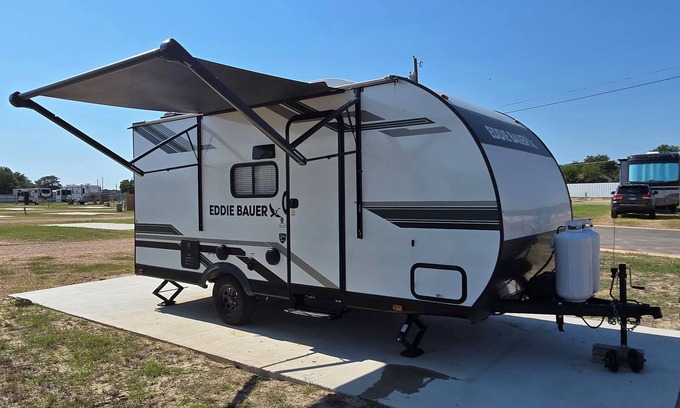 Copperas Cove Maison | Cozy Eddie Bauer Retreat at Joy RV Resort in Copperas Cove