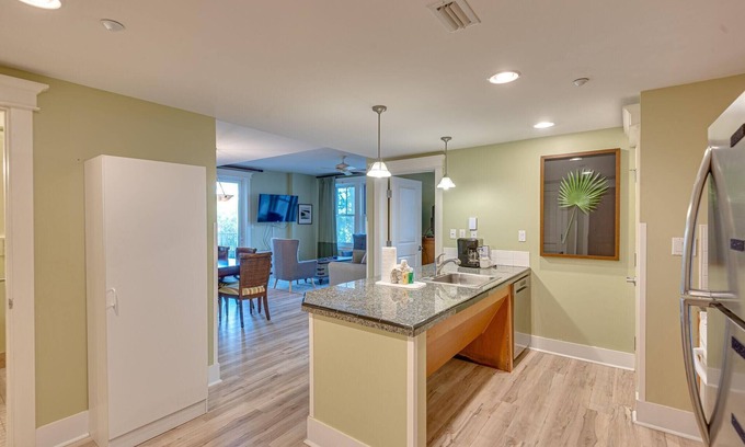 Villa Lago Copropriété | "Cozy Elegance: 2BR | 2BA Lasata Condo with Bay Views" at Sandestin Golf and Beach Resort!