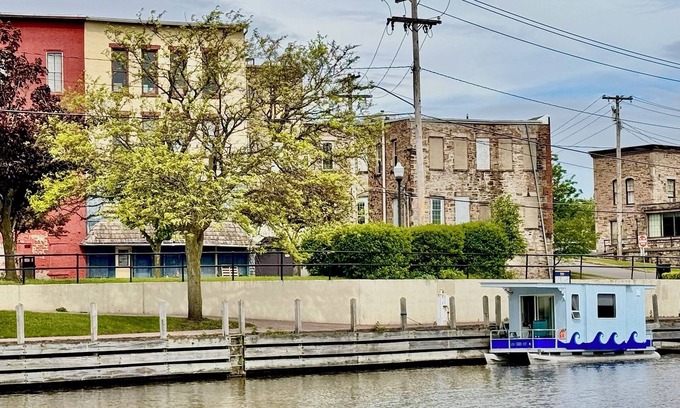 Medina Location De Bateaux | Cozy Erie Canal Houseboat in the Heart of Bustling Downtown Medina