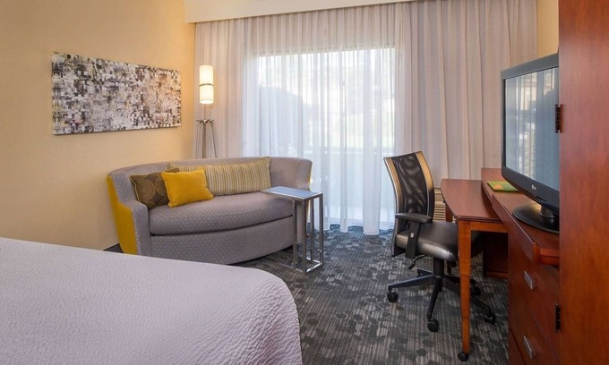 University Place Hôtel | Cozy Escape Near Charlotte Motor Speedway| Pool, Gym, Pet-Friendly