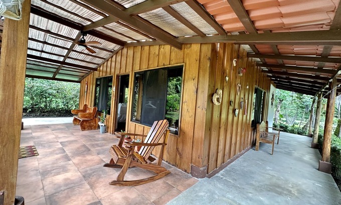 Valle Azul Maison | Cozy Family Cabin River/ Nature Sound. Pet Friendly! Bungalows Tulipanes CR