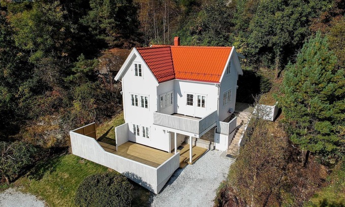 Sagvag Maison | Cozy, family-friendly house - 15 minutes' drive from Leirvik – hot tub