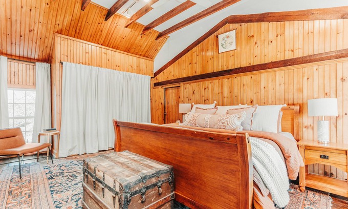 Stratham Autre | Cozy family friendly private apartment farm stay