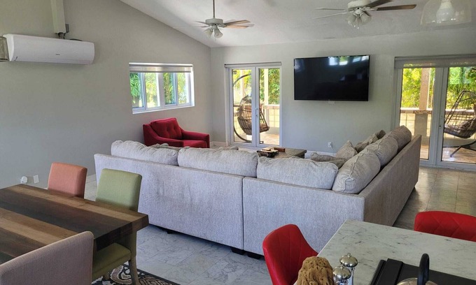 Bahamas Terrace Maison | Cozy family home 10 minutes walk to the beach. Keyless entry. Security cameras.