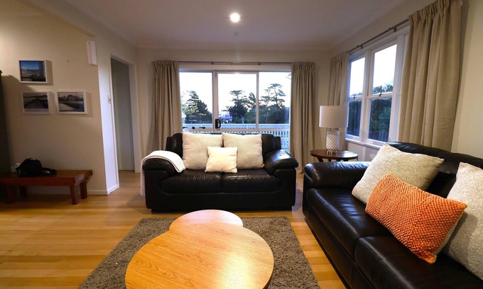 Mangere Bridge Maison | Cozy Family Home, 10mins from the Airport, Pet Friendly!