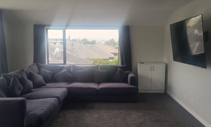 Richmond Maison | Cozy family home in quiet neighbourhood - close to amenities.