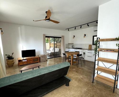 Bethlehem of Galilee Maison | Cozy Farmhouse with Goats, Garden & Deck