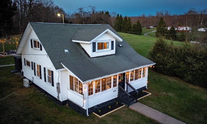 Hico Cottage | Farmhouse Charm by New River Gorge!