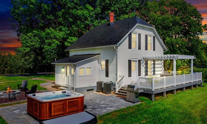 Troutville Maison | Cozy Farmhouse, Hot tub and Sauna on 8 acres!