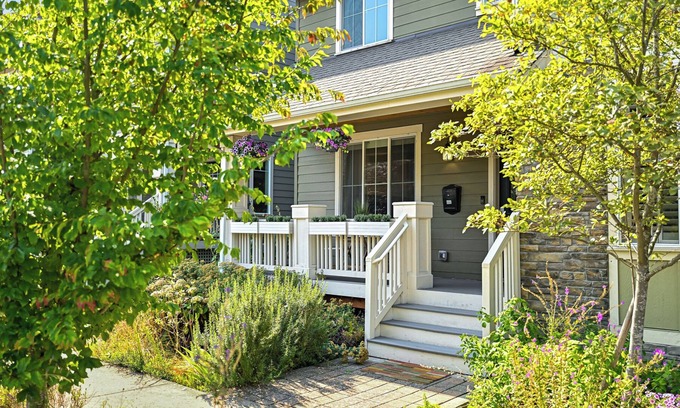 Cornwall Park Maison | Cozy Fountain District Townhouse w/Fireplace | Near Mt. Baker & Lake Whatcom
