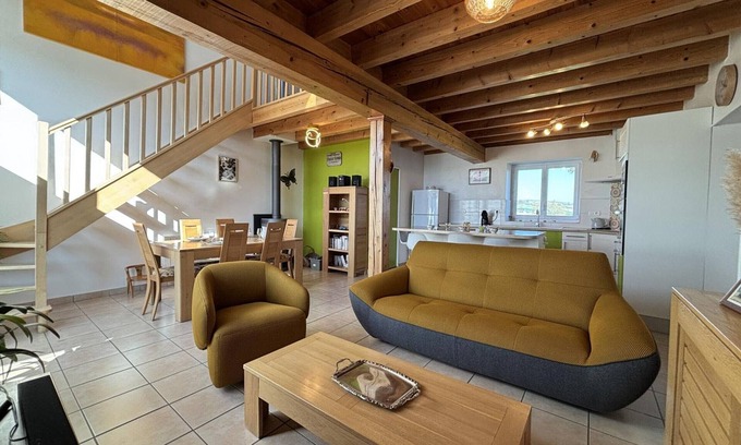 Saint-Bonnet-de-Rochefort Cottage | Gîte chaleureux avec jardin clos en Auvergne