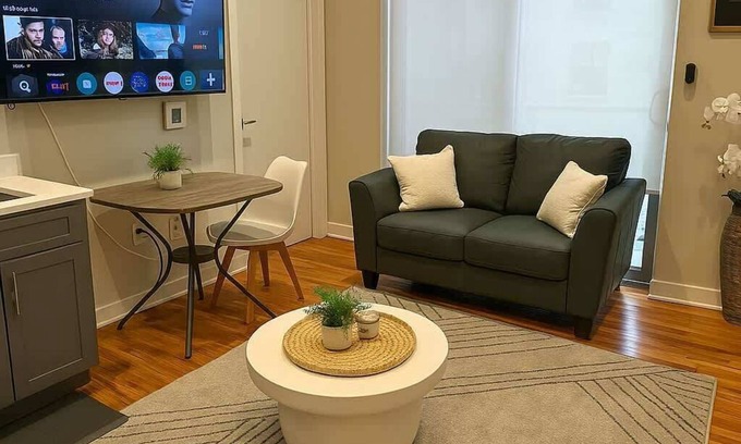 Lake View East Appartement | Cozy, Fully Set-Up 1BR Space