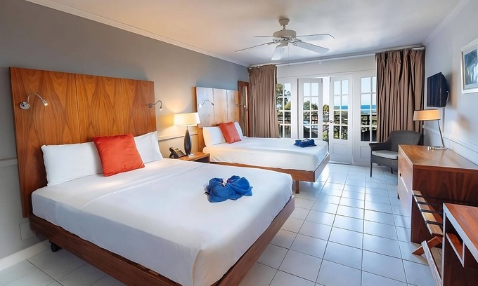 Charlotte Hôtel | Cozy Caribbean Getaway: Two Scenic Ocean View Room w/ Balcony | Free Parking