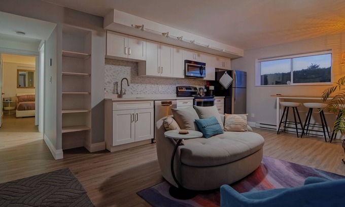 Upper Lonsdale Maison | Cozy Getaway in North Van - The Ideal Base for Experiencing BC's Best!