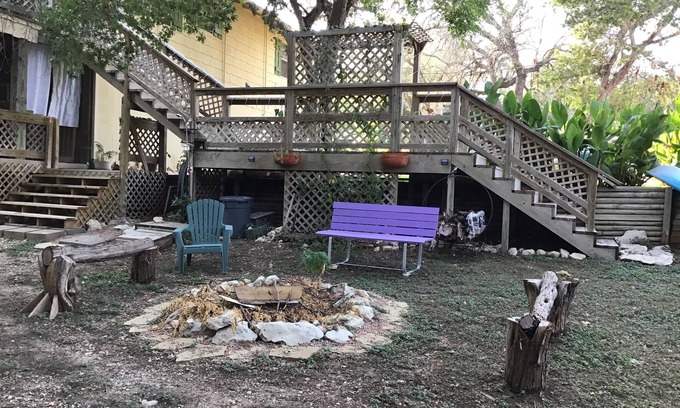 Clifton Appartement | Cozy getaway in Lake Whitney! Private deck with hot tub and kayaks available