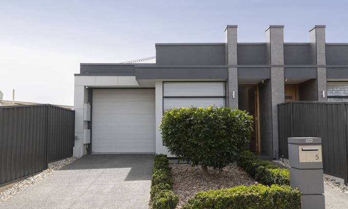 Christies Beach Maison | Cozy Getaway, King Bed w/TV✔︎NBN/Netflix/Nespresso