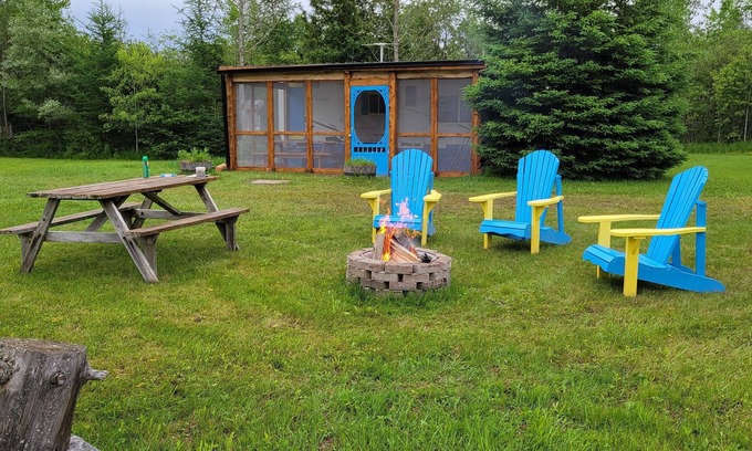Durham Region Cabine | Cozy getaway only 1 hr from Toronto, on a small private lake.