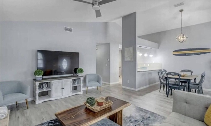 Jacksonville Beach Maison | Cozy Getaway - Close to Beach Fun and Mayo Clinic!