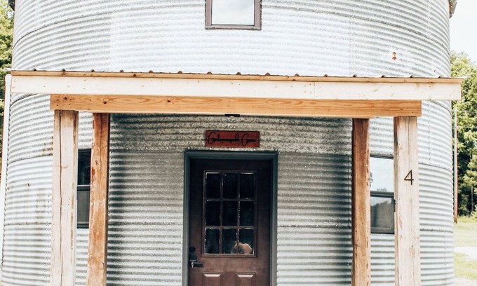 Tebbetts Cabine | Cozy Grain Bin Lodge in Quaint Loose Creek, MO with WiFi, AC