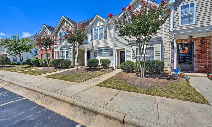 Greensboro Maison | Cozy Greensboro Townhome ~ 7 Mi to UNC Campus