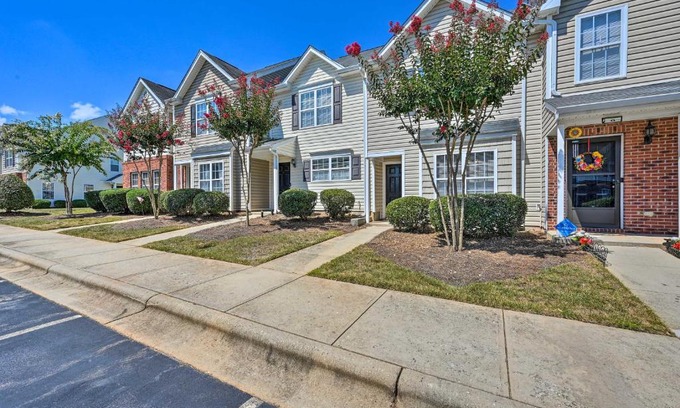 Greensboro Maison | Cozy Greensboro Townhome about 7 Mi to UNC Campus