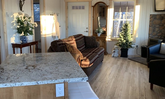 Manitoba Maison | Cozy Guest cottage waterfront with screened in gazebo