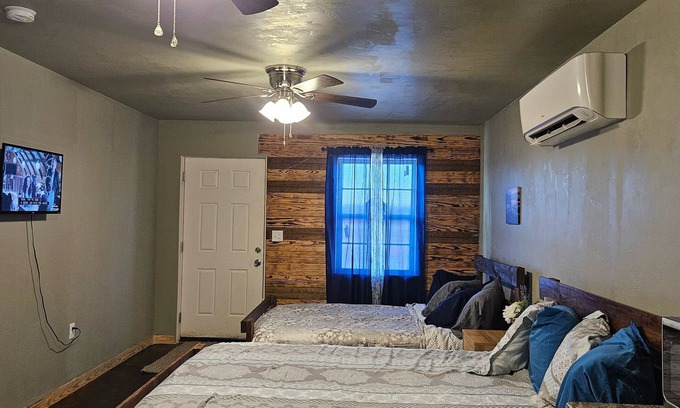 Kingston Maison | Cozy Guest Room in awesome Kingston with AC close to lake Texoma Lots of parking