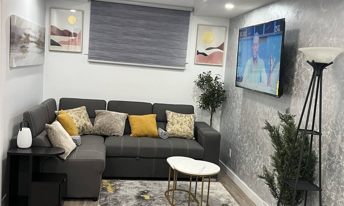 Leduc Maison | Cozy Guest Suite in Leduc AB|11 mins to YEG Airport|Netflix| Cable| Free Parking