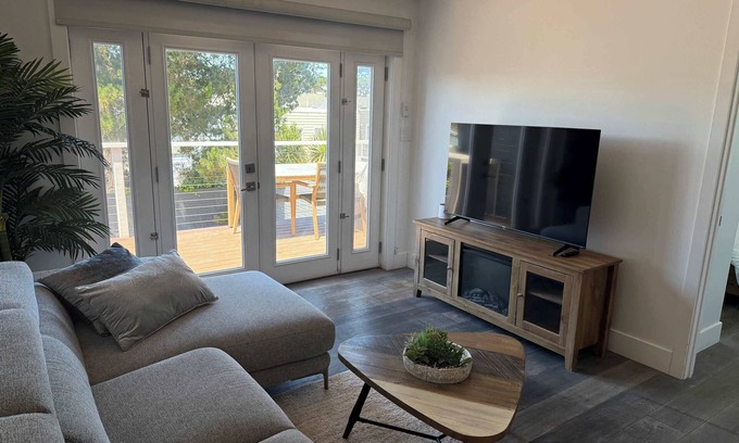 Parkside Maison | Cozy Guesthouse with Modern Appliances & Private Patio