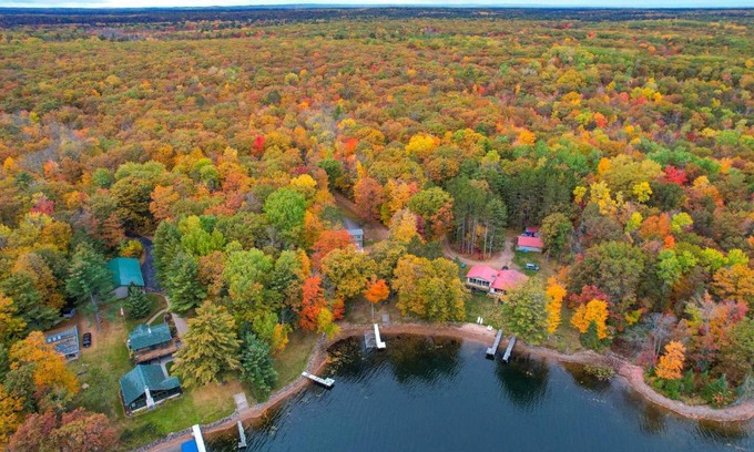 Chief Lake Maison | Cozy Hayward Cottage with Dock and Lakefront View