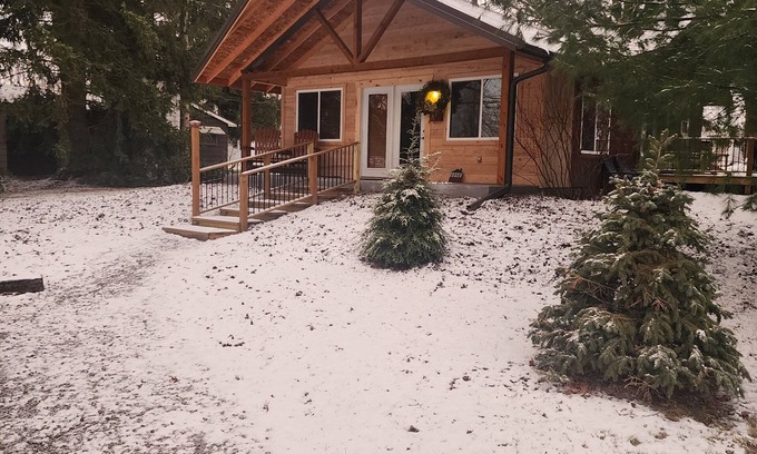 Westford Cabine | Cozy (heated/AC) clean cabin near Ohio side Pymatuning Lake