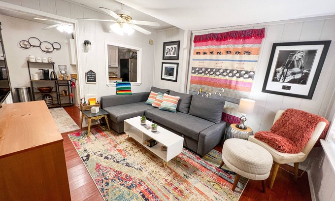 West Oak Hill Maison | Cozy Hill Country Casita w/ pool, firepit - pet-friendly!
