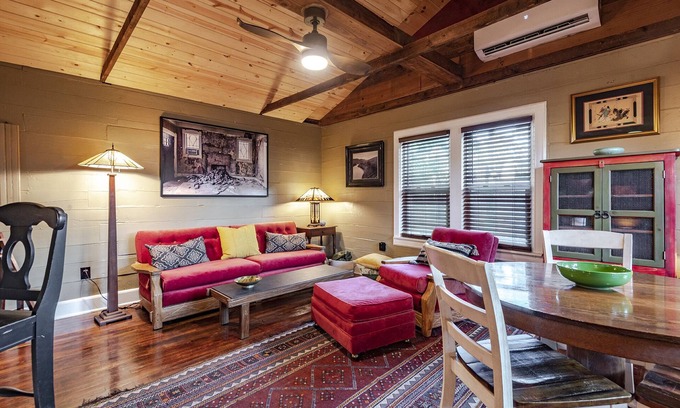Fairmount Cottage | Cozy historic cottage 3 minutes to hospital, 5 minutes to downtown, TCU, FW zoo