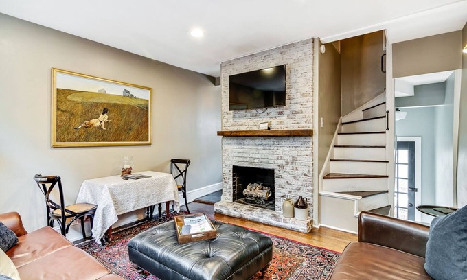 Washington Square West Maison | Cozy & Historic Gem: Free Parking+ Patio -Sleeps 6