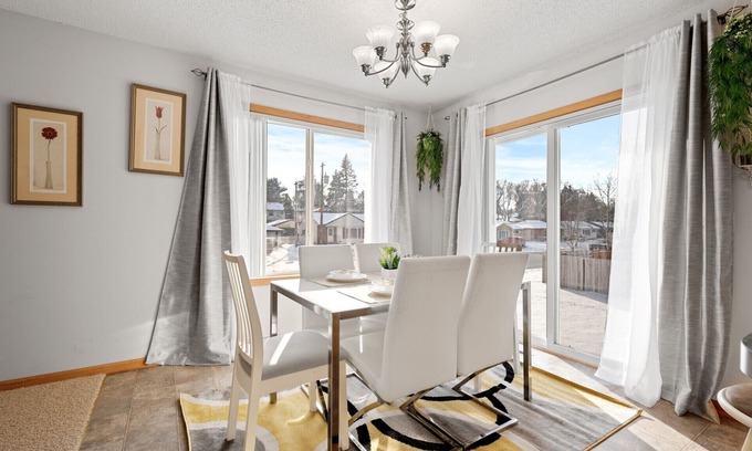 Payne - Phalen Maison | Cozy Home- 2 King/ 2 Queen , 5 minutes to DT St. Paul