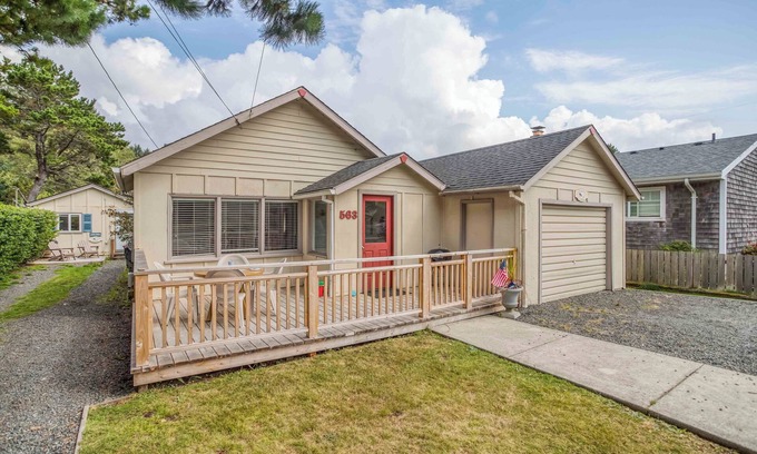 Downtown Cannon Beach Maison | Cozy Home 3 Blocks From Downtown and 1 Block From Beach