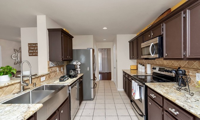 Clodine Maison | Cozy home away from home4 bedroom suburban retreat