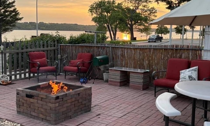 Ortonville Maison | Cozy Home by boat launch, park, dock and downtown Ortonville and Big Stone