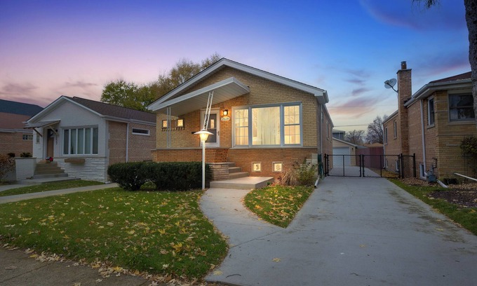 Evergreen Park Maison | Cozy Home, Extended Stay, near Chicago & Hospitals