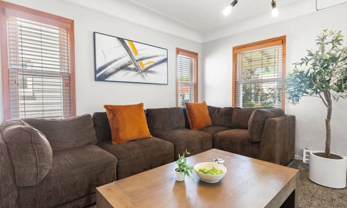 Lincoln Park Maison | Cozy Home Fenced Yard Pets Welcome Great Location