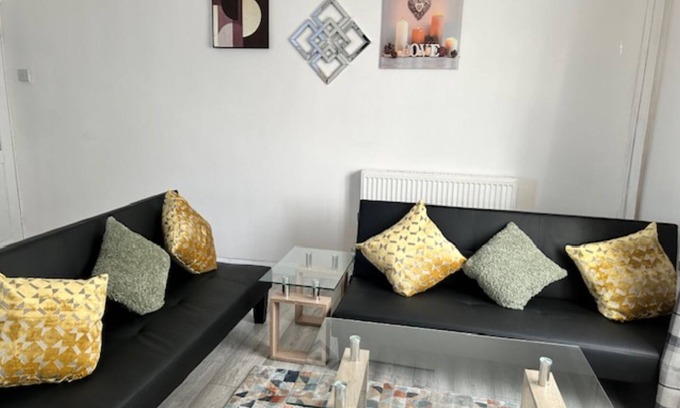King's Norton Maison | Cozy Home-from-Home, Kings Norton Sleeps 7. With free off-street parking!