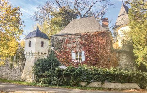 Gennes Maison | Cozy Home In Gennes With Kitchen