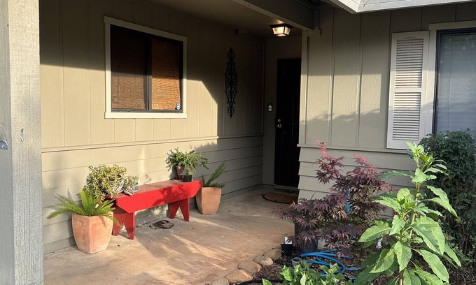 Redding Maison | Cozy home in nice neighborhood next to largest park in Redding ! Pet friendly.
