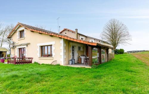 Scorbe-Clairvaux Maison | Cozy Home In Scorbé-Clairvaux With Wifi