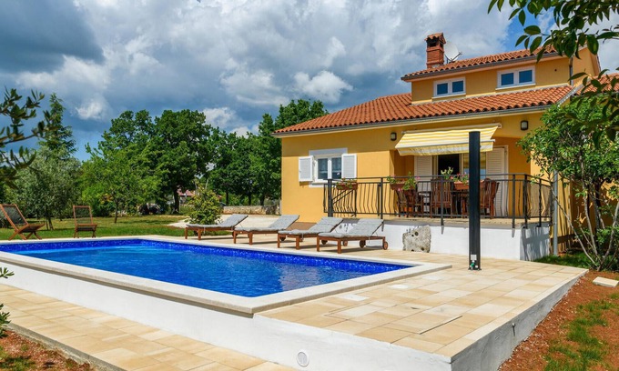 Stokovci Maison | Maison confortable à Stokovci avec WiFi