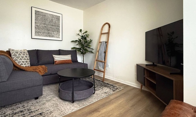 Taylor Maison | Cozy home minutes from DTW Airport