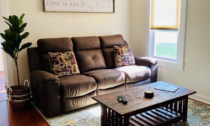 Mendon Maison | Cozy Home, Minutes from Killington! Washer/Dryer & Free Disney+/Peacock!