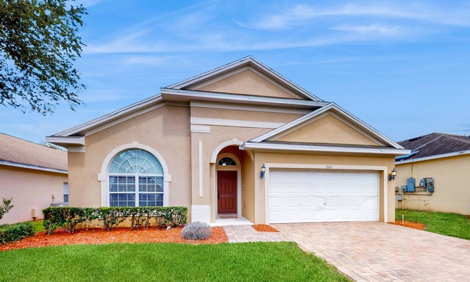 Marbella Maison | Cozy home near theme parks, WiFi, private pool & W/D, pool table