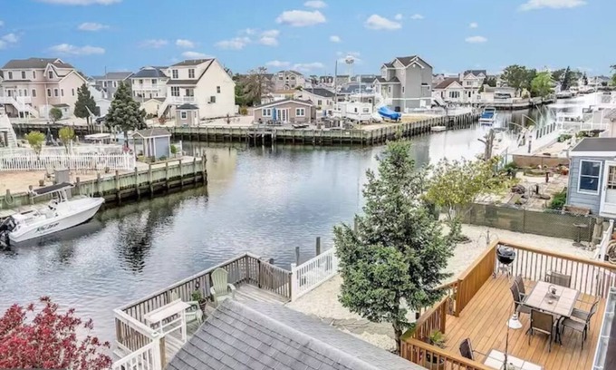 Beach Haven West Maison | Cozy home on the water. Pet friendly and just a 5 minute drive to LBI beaches!